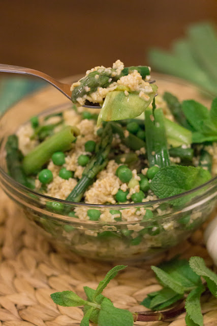 Булгур с аспержи, грах и ментови листа