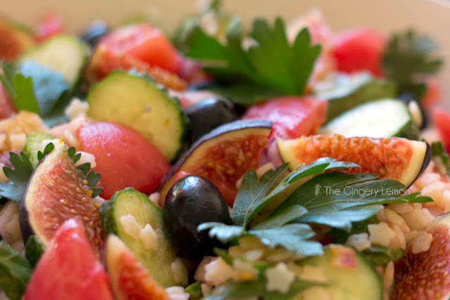 Лека салата от стелини, белени домати, смокини и краставички