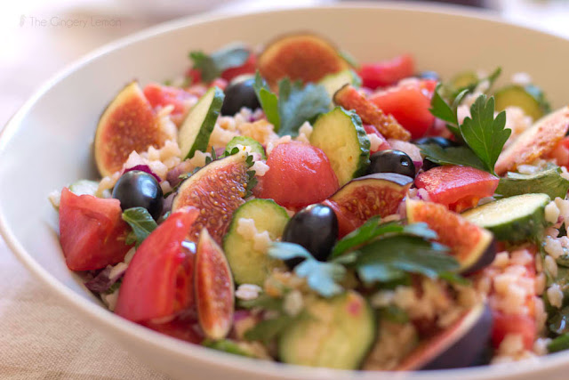 Лека салата от стелини, белени домати, смокини и краставички