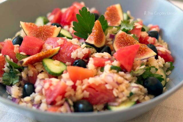 Лека салата от стелини, белени домати, смокини и краставички