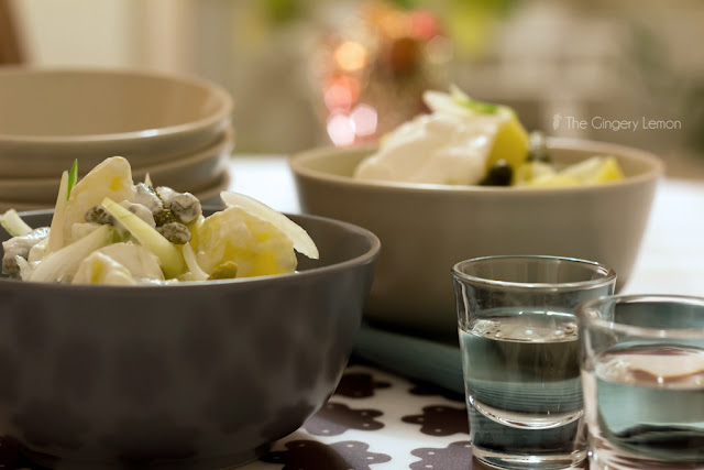 Картофена салата с квасена сметана и кисели краставички