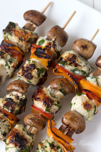 Мариновани пилешки шишчета с печурки, моркови, червена чушка