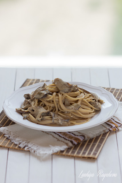 Пълнозърнести спагети със сос от сушени манатарки