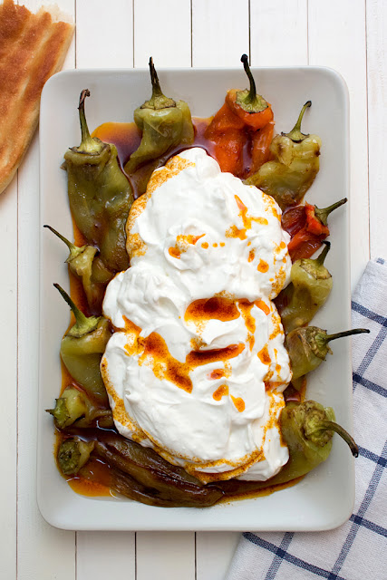 Печени пържени чушки с цедено кисело мляко