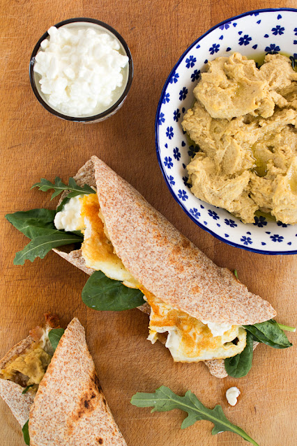 Рецепта за тортили с яйце, домашен хумус, рукула, пресен спанак и сирене котидж