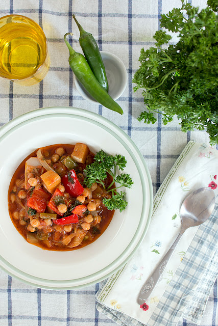 Средиземноморска яхния с нахут и зеленчуци