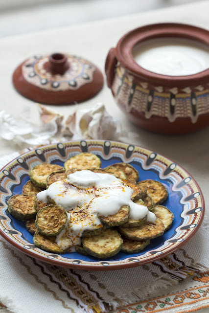 Пържени тиквички с кисело мляко и чесън