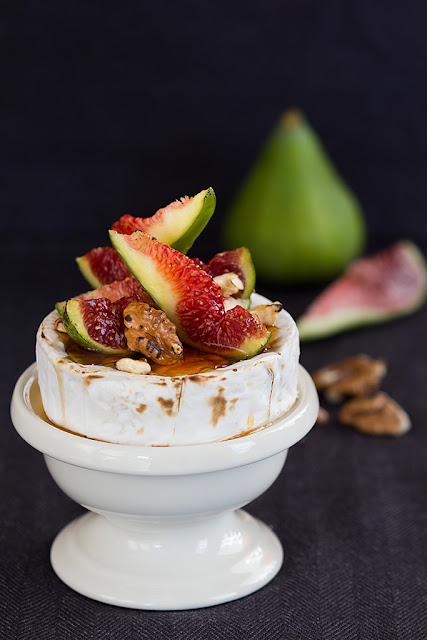 Запечен камембер със смокини и мед