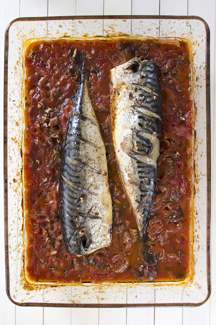 Печена скумрия с доматен сос на фурна