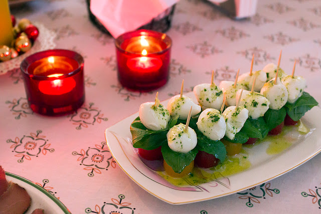 Капрезе парти хапки с моцарела, чери домати и босилек